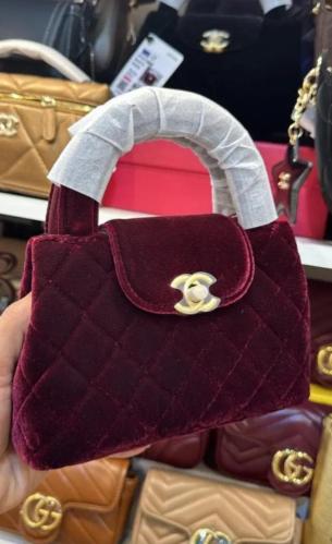 شنط شانيل حجم وسط مخمل متوفر عدة الوان