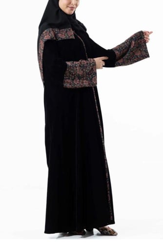 عباية مخمل واطراف كشمير يتوفر عدة مقاسات