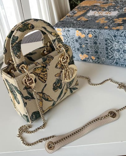 ديور شنط لون بيج مع نقوش مختلفه