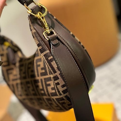 شنطة فندي كوالتي الحجم وسط الحزام عريض