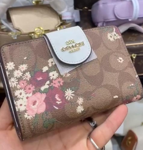 محفظة كوتش يتوفر عديد من الالوان