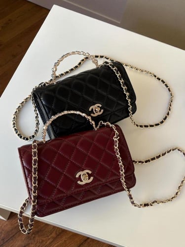 شنطة شانيل مع فضي الحجم موضح بالصور