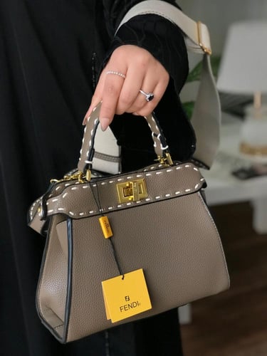 شنط فندي درجة أولى الحجم موضح بالصور