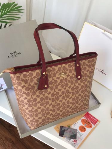 شنط كوتش كوالتي الحجم موضح بالصوره مع الملحقات