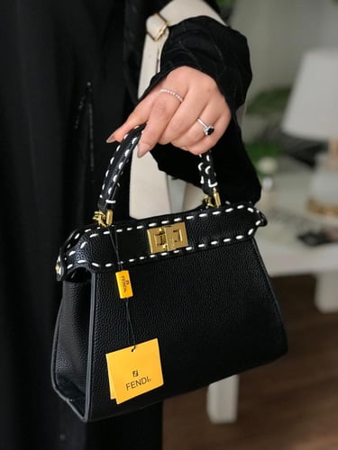 شنط فندي درجة أولى الحجم موضح بالصور