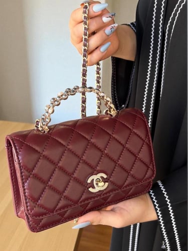 شنطة شانيل مع فضي الحجم موضح بالصور