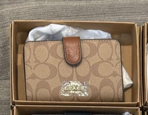 محفظة كوتش يتوفر عديد من الالوان