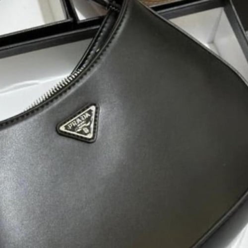 شنط برادا كوالتي بسحاب