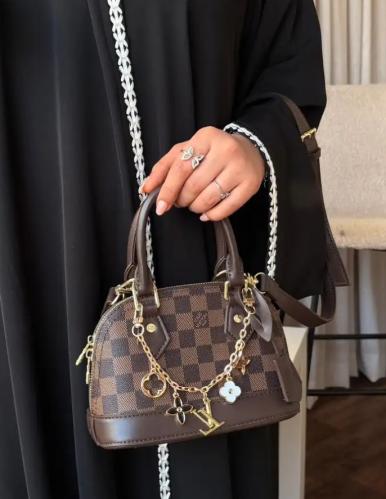 شنط لويس فيتون لون بني مع التعليقة والملحقات الحجم...