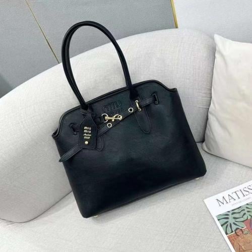 شنط ميو ميو الحجم ارتفاع30 سم عرض*35 سم يتوفر عدة...