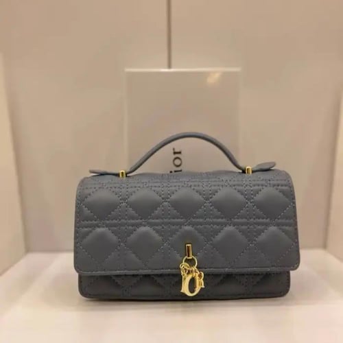 شنط ديور درجة اولى يتوفر مع ذهبي او فضي