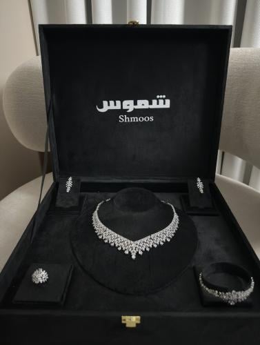 طقم مجوهرات نسائي فخم ومرصع بأحجار الزركون اللامعة من متجر شموس