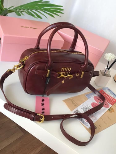 حقيبة باللون الزيتي من miu miu