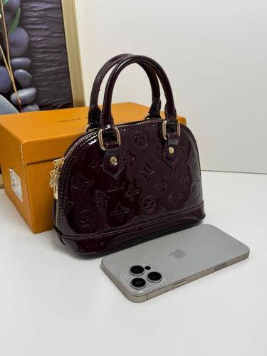 حقيبة كتف نسائية ماستر كوالتي من لويس فيتون