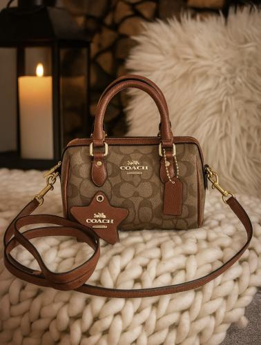 حقيبة كتف باللون البني من كوتش