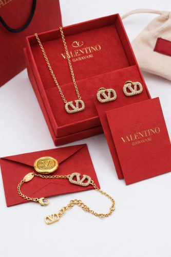 طقم ذهبي من فالنتينو