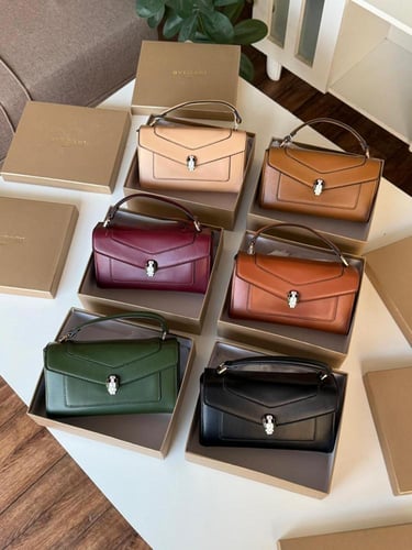 شنطة يد نسائية فاخرة مستوحى من بولغري راقٍية