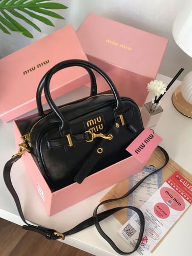 حقيبة باللون الزيتي من miu miu