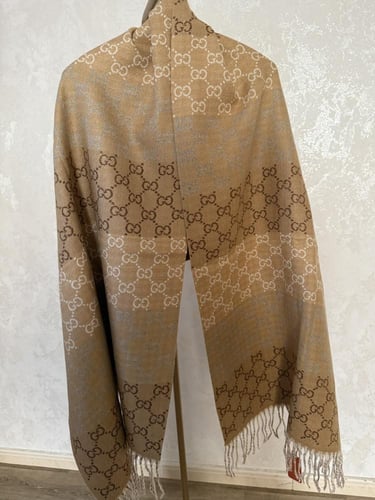 شال قوتشي كشمير باللون الجملي مع البوكس