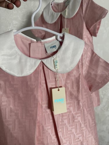 فستان فندي وردي مزين بياقة بيضاء