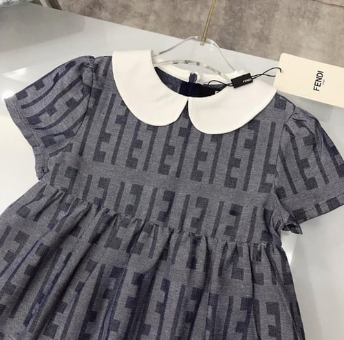 فستان فندي مزين بياقة بيضاء