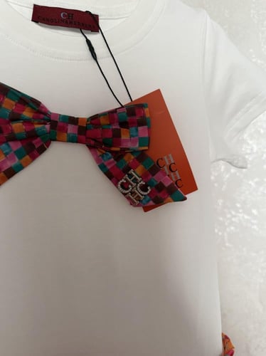 فستان ch مزين بكرنيشة وبروش فضي