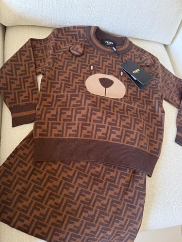 تيور فندي صوف بالكامل 3قطع بلوفر +تنورة +قبعة صوف