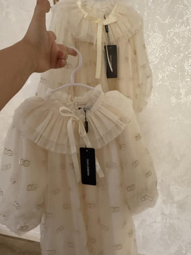 فستان D&G اوف وايت تل مطرز بالكامل مزين بياقة انيق...