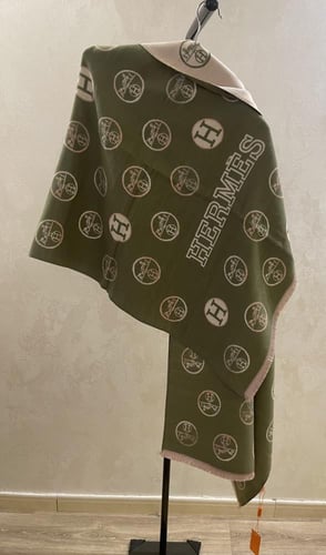 شال هرميز كشمير باللون الزيتي مع البوكس