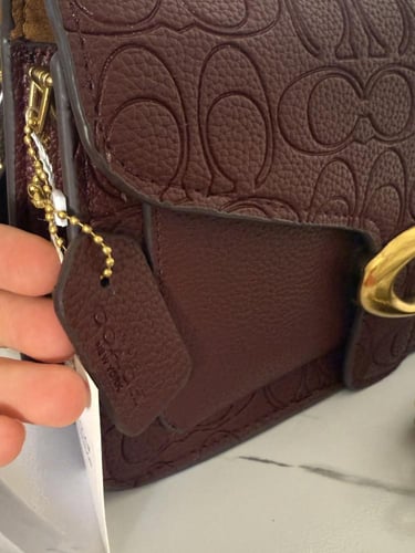 حقيبة كوتش باللون البرغندي المطفي الحجم الكبير