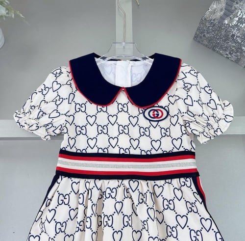 فستان قوتشي مزين بفصوص وياقة وعلامة الماركة بارزة