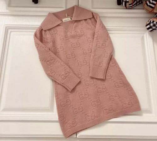 فستان قوتشي صوف مزين بياقة انيق