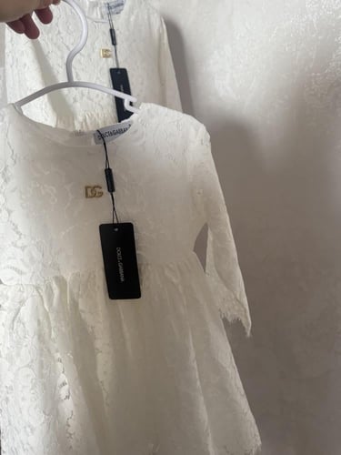 فستان دانتيل ابيض D&G مزين ببروش ذهبي