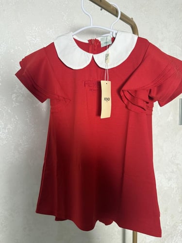 فستان فندي مزين بياقة وحركة على الكتف