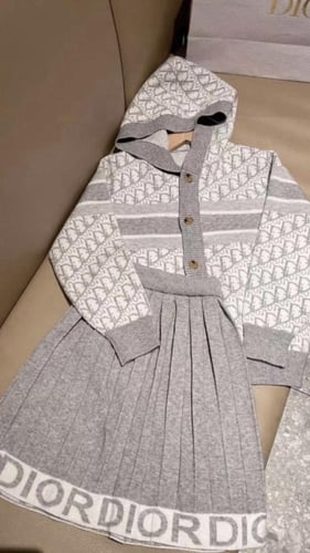 تيور ديور رمادي صوف بالكامل ٣ قطع سويتر+تنورة+قبعة