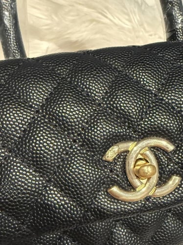 حقيبة شانيل كلاسيك فخمة محفور اللوقو على القفل