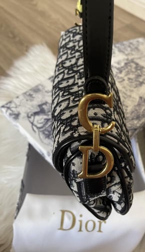 حقيبة ديور بميدالية +ستراب قماشي طويل
