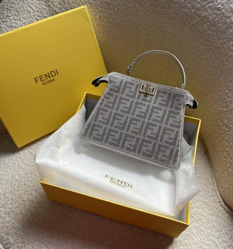 حقيبة فندي للمناسبات كريستال فضي