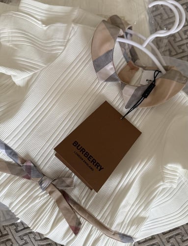 فستان بربري مزين بياقة وحزام فيونكة ثابت