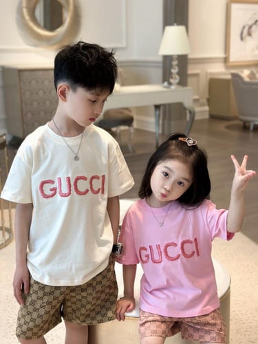 بدلة قوتشي باللون السكري قطعتين مزينة بكتابة تطريز