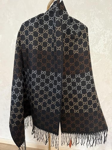 شال قوتشي كشمير باللون الأسود مع البوكس