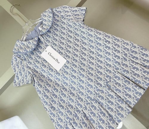 فستان ديور سماوي مزين بكسر من الاسفل