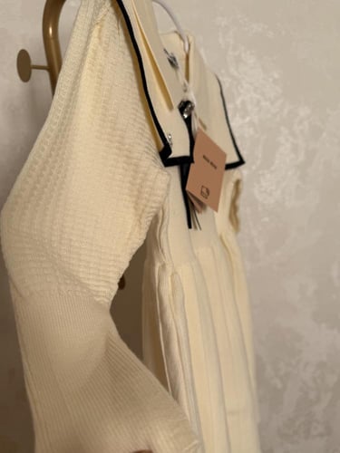 فستان ميوميو صوف محبوك مزين بكريستال وبروش انيق