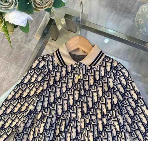 فستان ديور بكتابات مزين بأزارير ذهبي وياقة