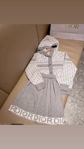 تيور ديور رمادي صوف بالكامل ٣ قطع سويتر+تنورة+قبعة