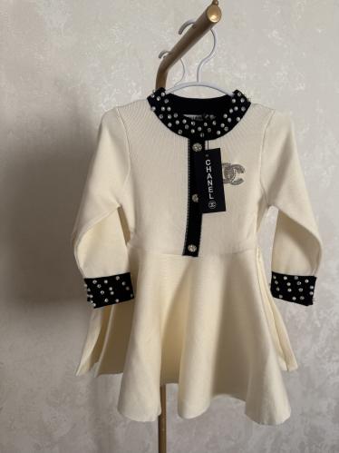 فستان شانيل صوف محبوك مزين ببروش كريستال ولؤلؤ على...