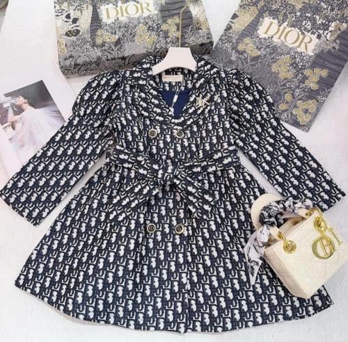 فستان ديور على شكل معطف جاكار مبطن