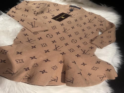 فستان LV صوف محبوك مزين بكرنيشة