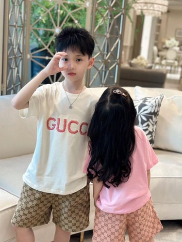 بدلة قوتشي باللون السكري قطعتين مزينة بكتابة تطريز