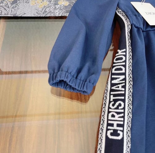 فستان ديور كاجوال مزين ببروش وسحاب وقبعة